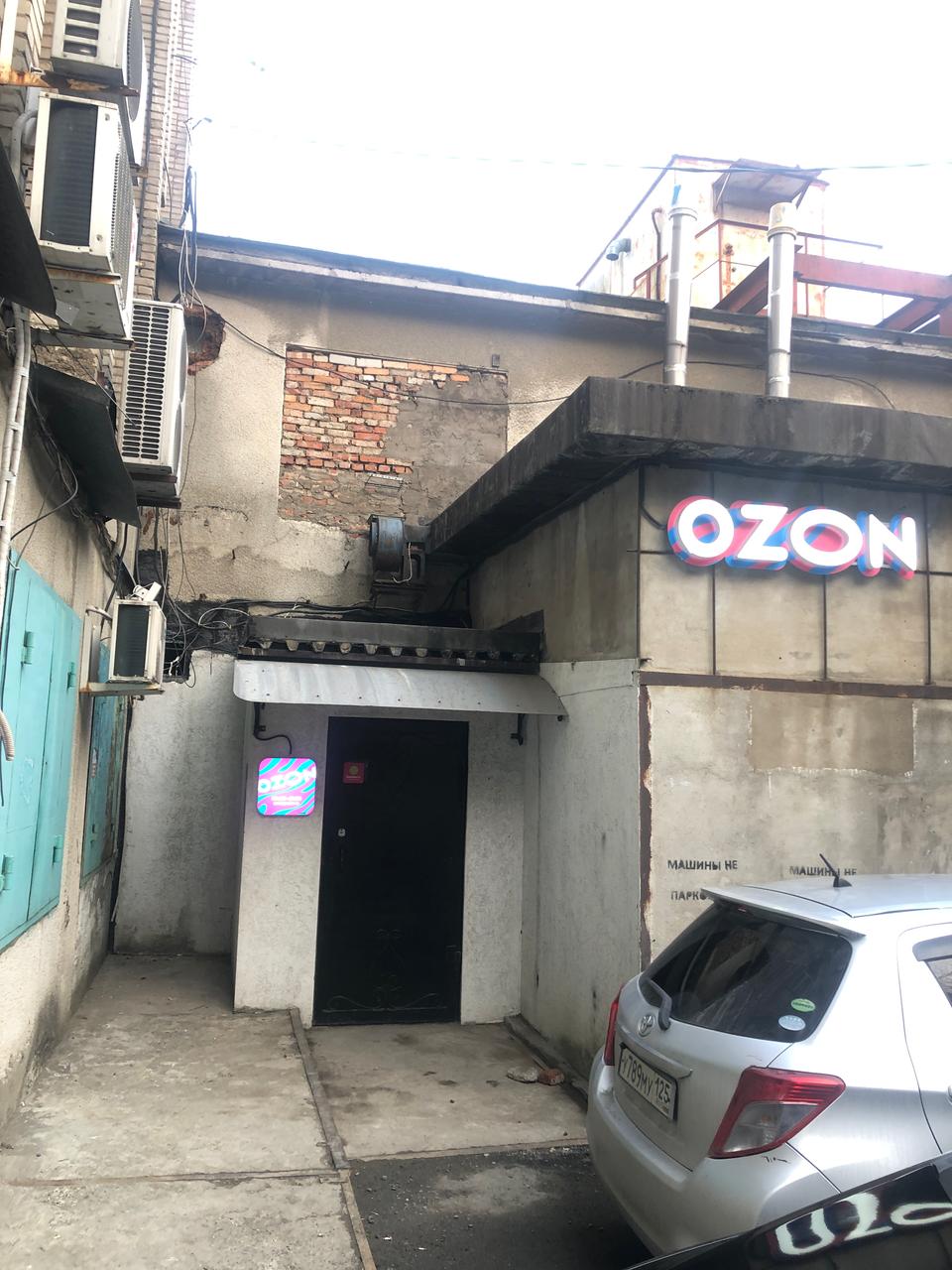 Чёрная дверь — вход в зал айкидо во Владивостоке